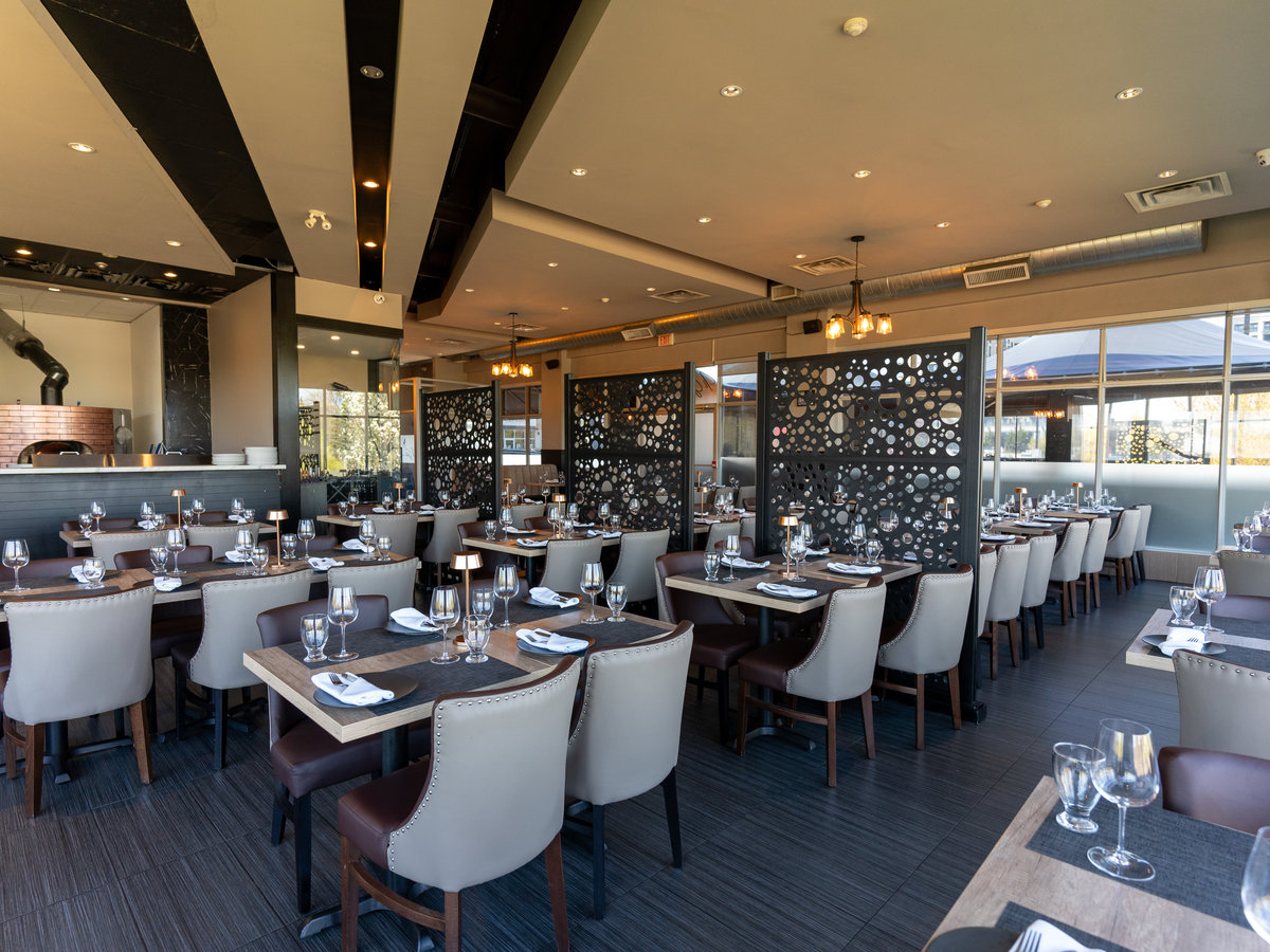 Il Gatto e la Volpe dining room with wood-fired brick pizza oven